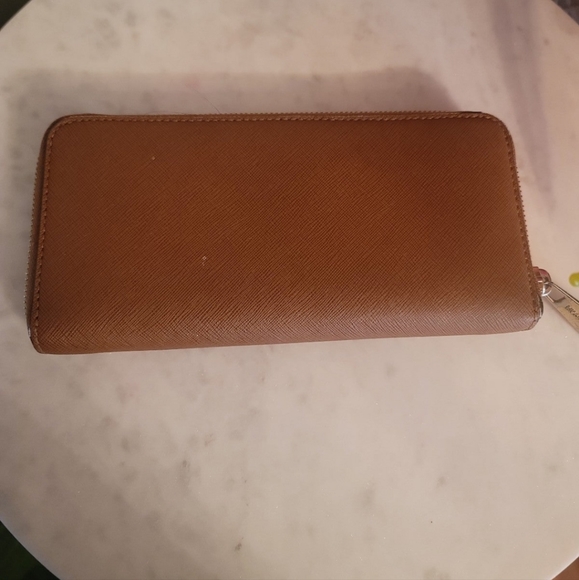Used in good condition Michael Kors Zipp around Wallet. - Picture 6 of 8